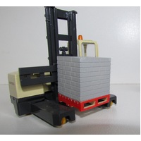 QDM082 - Pallet with Bricks - Red